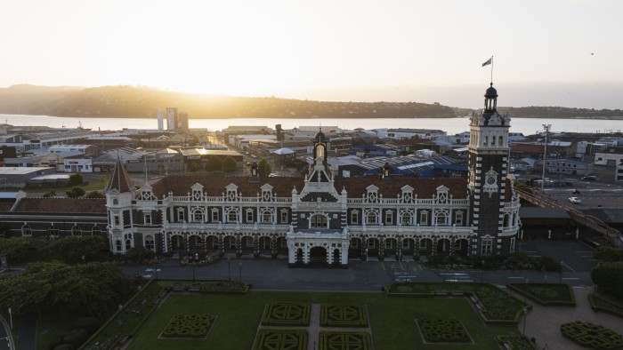 704698 attractions dunedinrailwaystationsunrise 002 dunedinnz 