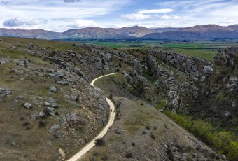 Bikers Otago Central Rail Trail Poolburn Gorge Spring 2025 Credit Brook Sabin 1 FocusFillWyIwLjAwIiwiM bikesTkwMCwxMDAwXQ